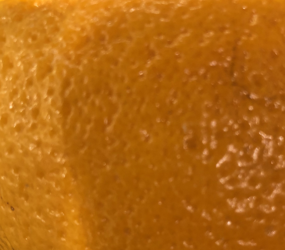 Orangenschale, fotografiert im Supermarkt